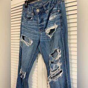 American Eagle distressed Tom girl jeans